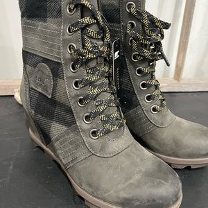 Size 8.5 brand new never worn! Only tried on!